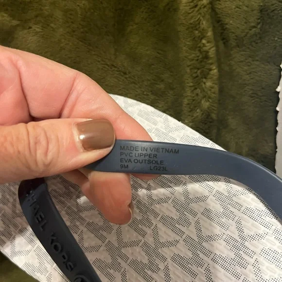 Michael Kors Navy and White Flip Flop Sandals 9 women’s - Picture 4 of 7